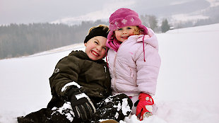 Kinder im Schnee auf dem Ederhof in Schöllnach